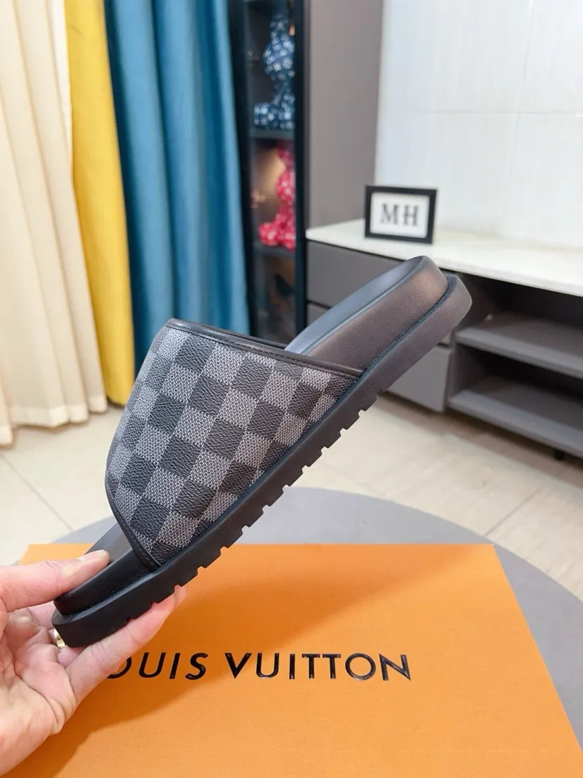 Men's shoes 💰360🌹🌹 (lv-Louis Vuitton) new men's sandals, high-end boutique, exquisite embossed logo decoration on the upper, fine workmanship, super soft soles, casual, loose and comfortable, a must-have in summer! \nsize：38-44